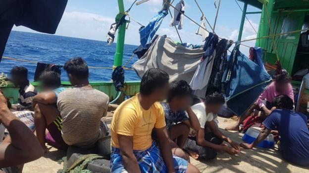 Los migrantes, en una foto que tomaron en el barco antes de llegar al atolón.