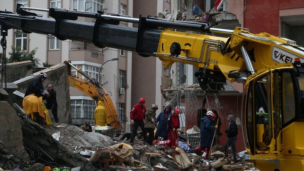 Equipes de resgate trabalham no local de um prédio desabado em Adana, Turquia (6 de fevereiro de 2023)
