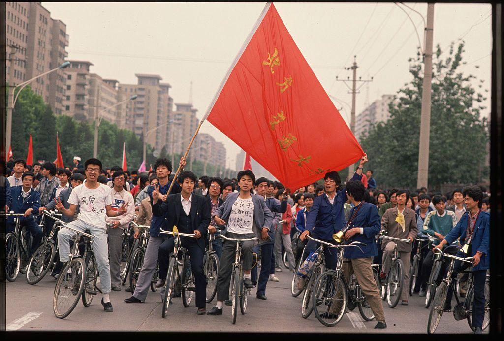 1989年天安門廣場抗議期間，大批學生騎著單車在北京遊行。