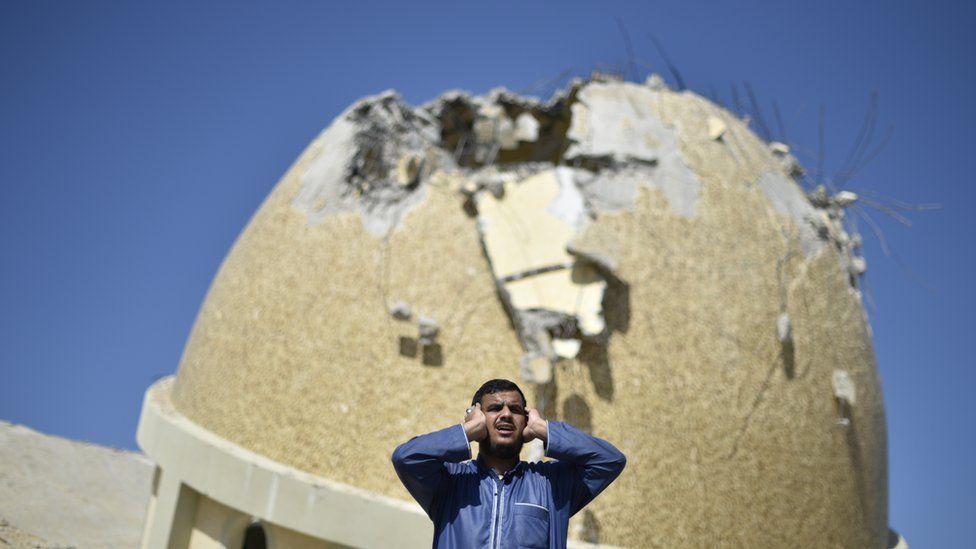 Sejumlah umat Islam Palestina di Jalur Gaza kembali ke masjid yang telah hancur untuk bersembahyang.osque in Khan Younis.