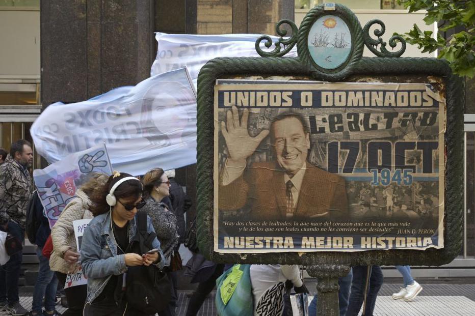 Afiche del Día de la Lealtad Peronista durante uno de los festejos