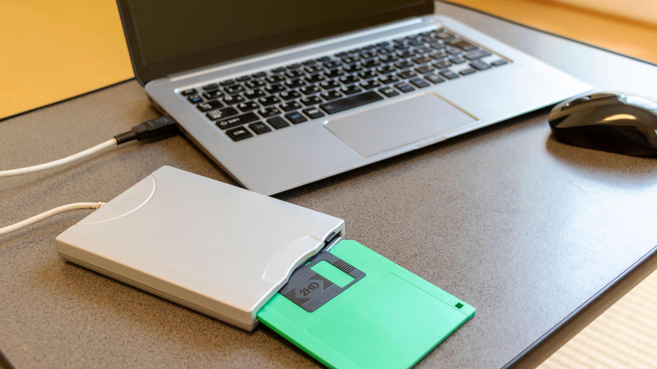 Disquete com laptop moderno