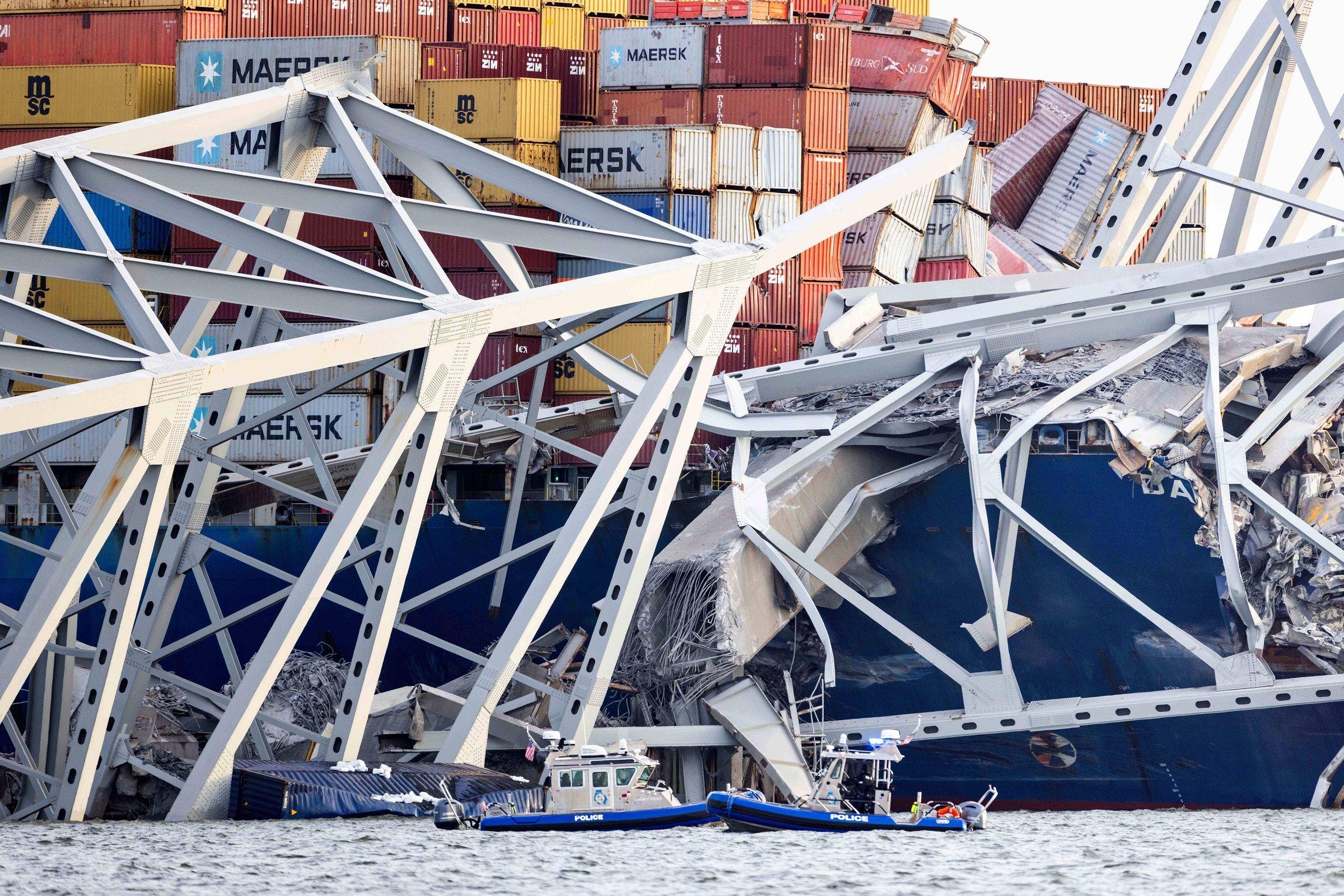 El barco y numerosos contenedores sufrieron graves daños debido a la fuerza del impacto.