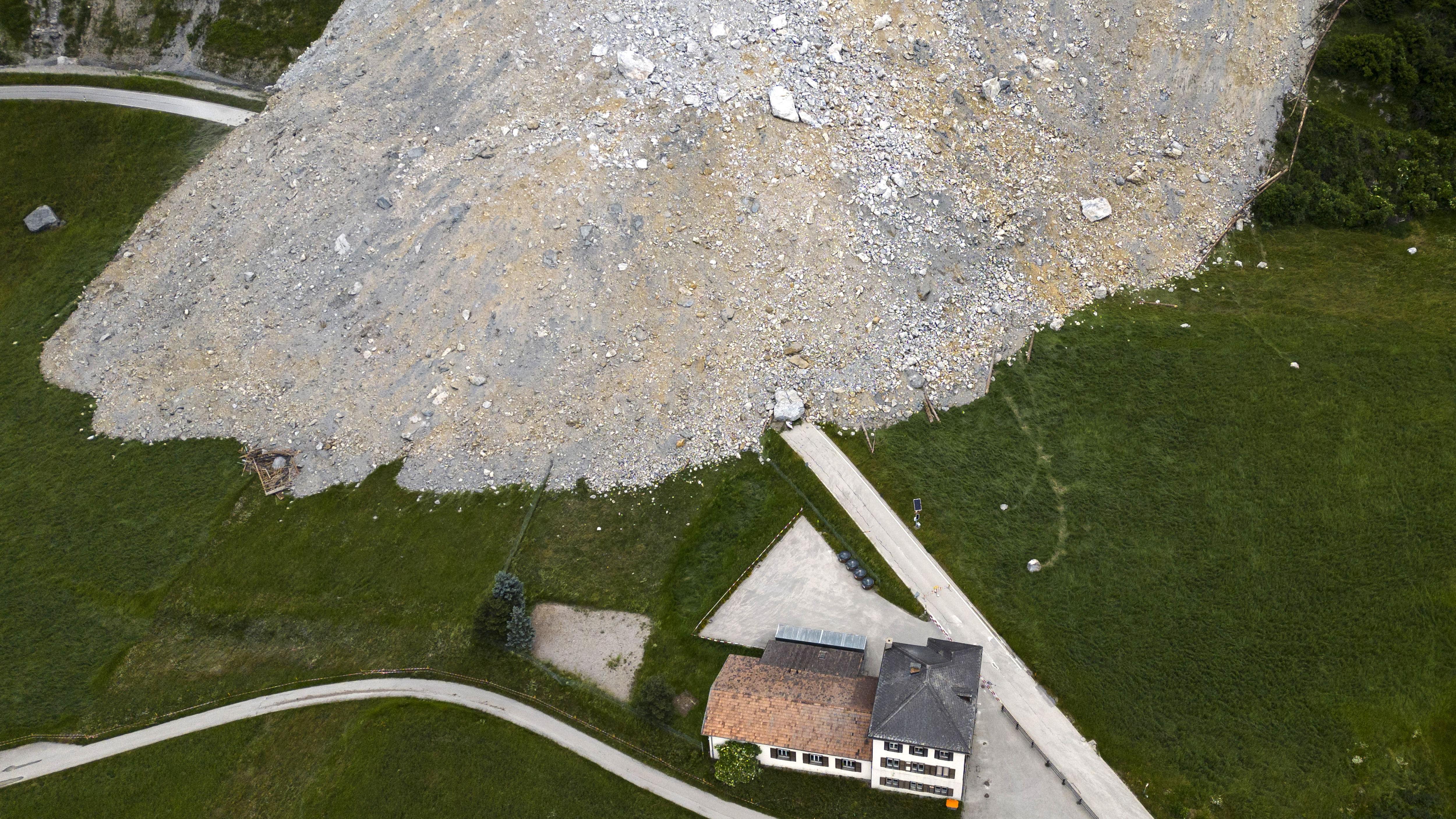 Foto aérea mostra pedregulhos perto de casa