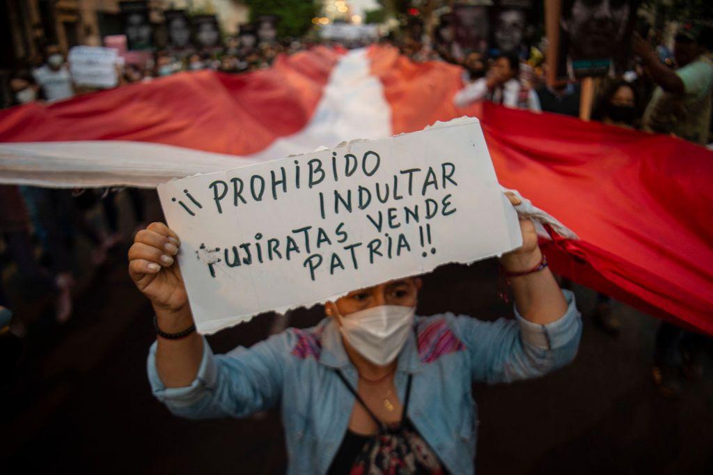 Una mujer, en una manifestación contra la liberación de Alberto Fujimori