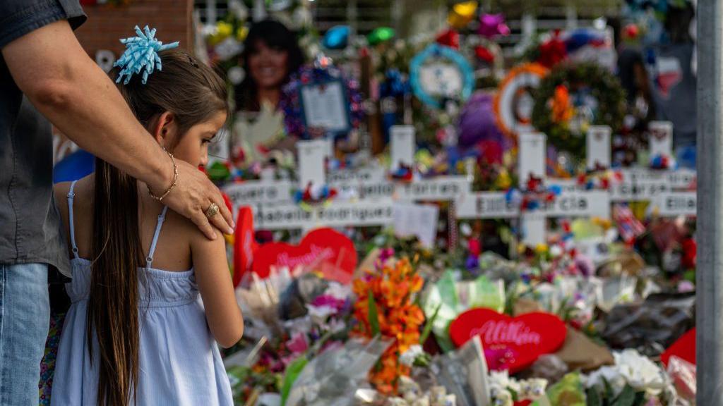 Padre e hija riden homenaje a las víctimas del tiroteo en la escuela Robb en Uvalde, Texas