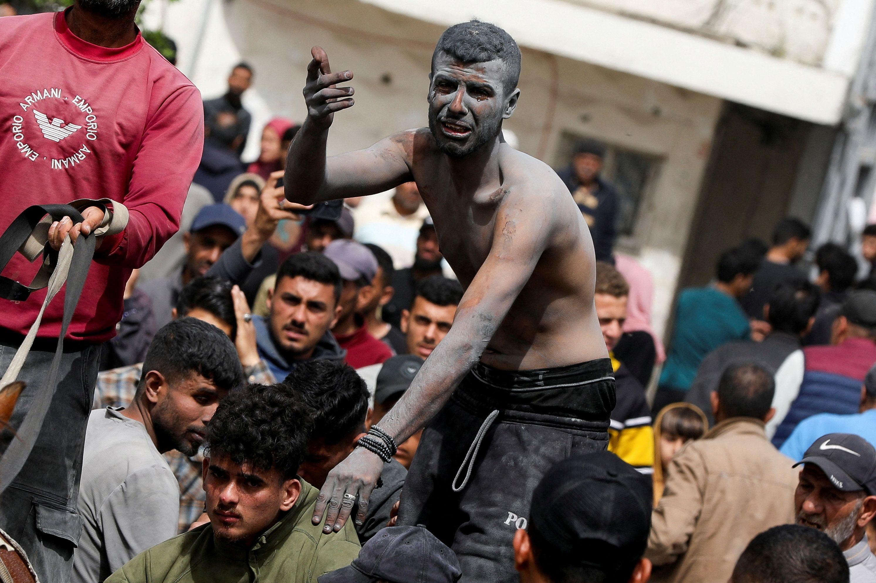 شاب يبكي بعد نقل الضحايا الفلسطينيين إلى المستشفى المعمداني، بعد غارة إسرائيلية في مدينة غزة، 9 أبريل/نيسان 2025.