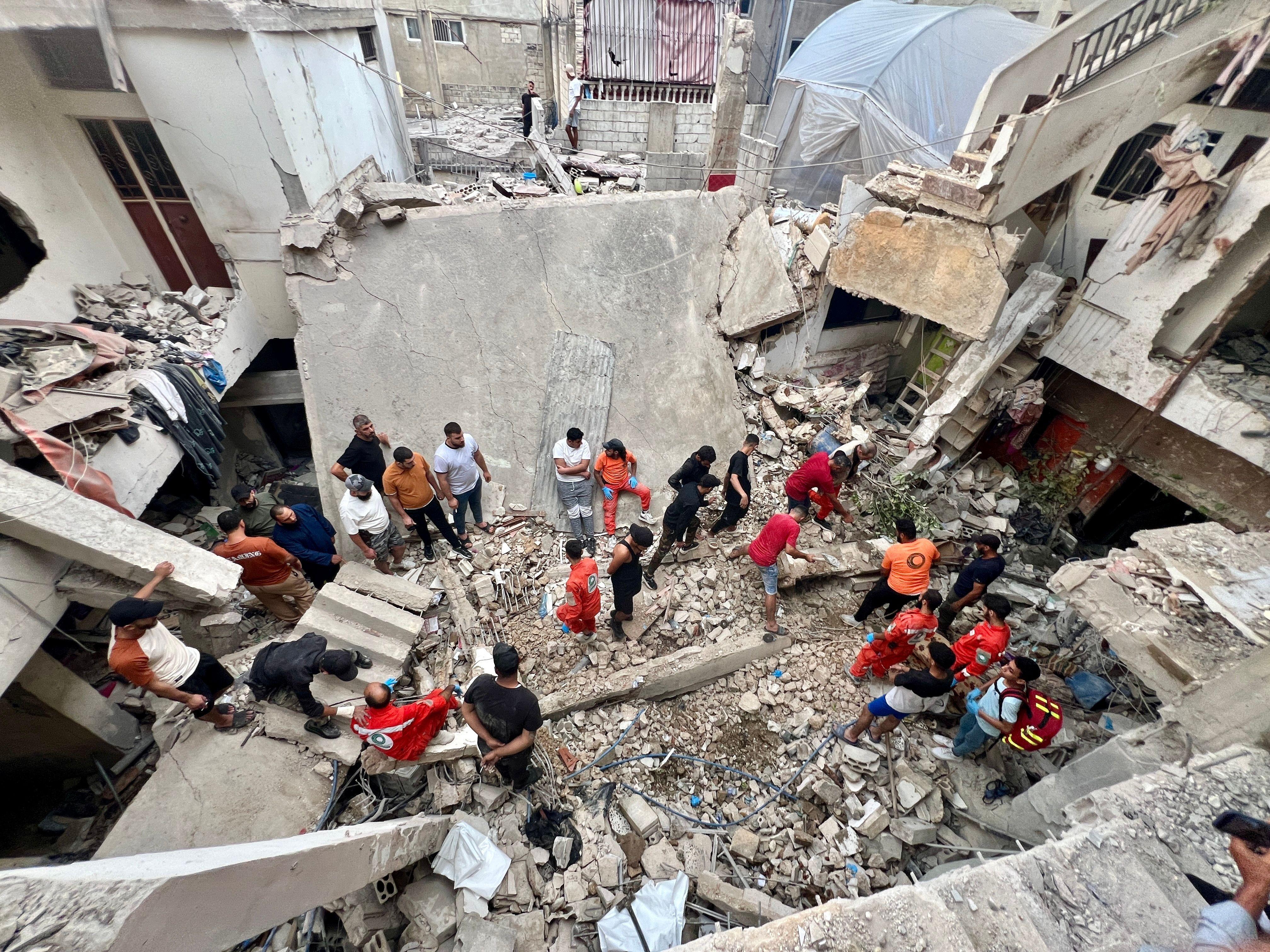 Regu penyelamat berusaha menemukan korban jiwa dalam serangan udara Israel di kamp pengungsi Palestina, Ain Al Hilweh, di Sidon, Lebanon, pada 1 Oktober 2024. Hari itu Israel mengumumkan pasukannya telah memulai serangan ke Lebanon.