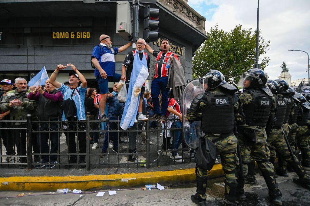 Hinchas durante la protesta de este miercoles en Argentina