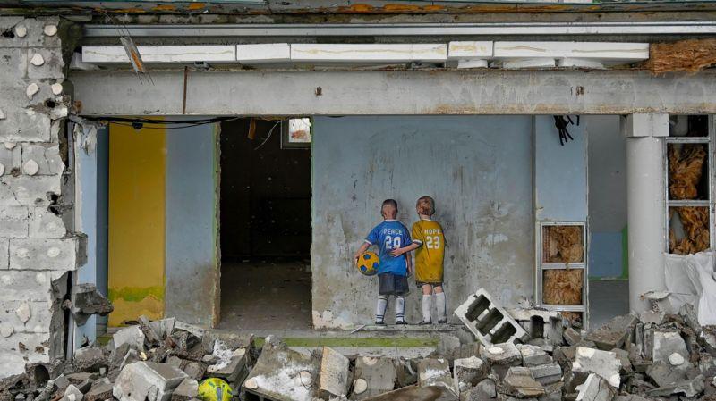 Parede de estádio de futebol na Ucrânia parcialmente destruído por ataque russo