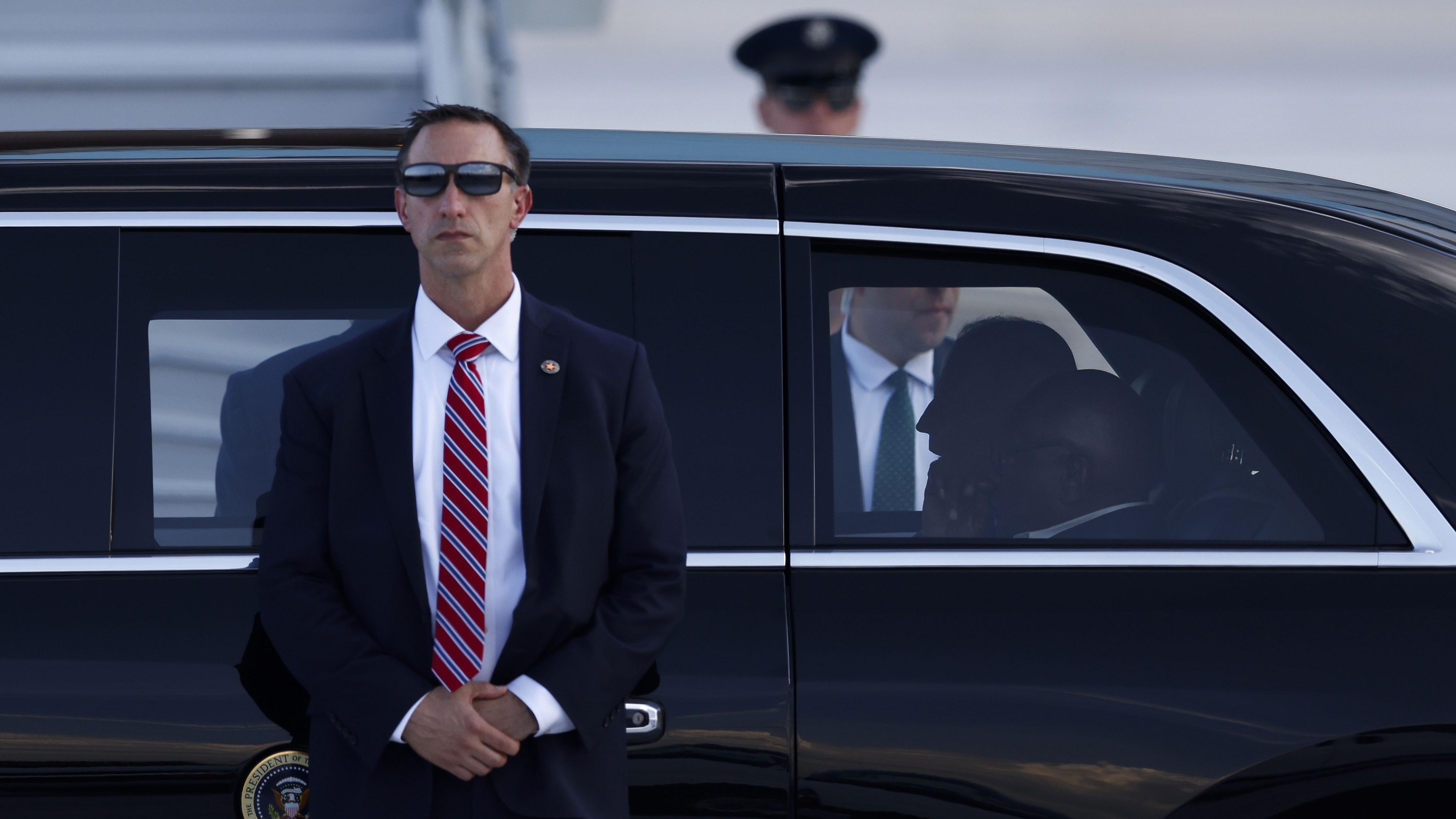 Un agente del Servicio Secreto ante el vehículo del presidente Joe Biden.