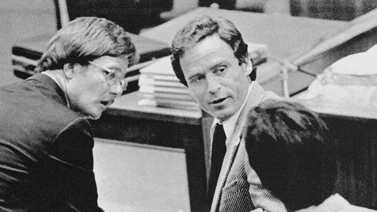 Ted Bundy (centro) con su abogado