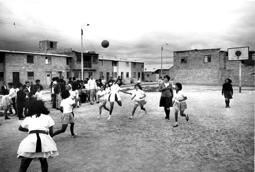 Un grupo de niñas juega baloncesto en Ciudad Kennedy, Bogotá, a mediados de los 60.