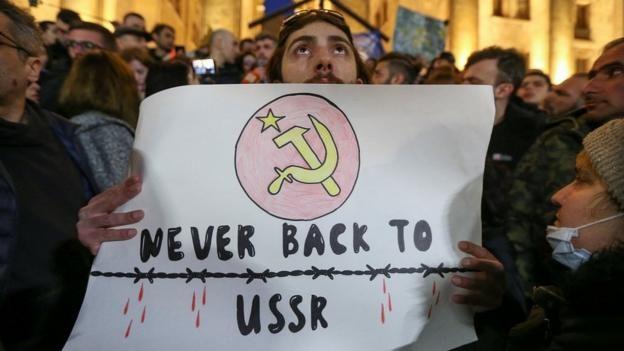 Georgiano con cartel anti URSS