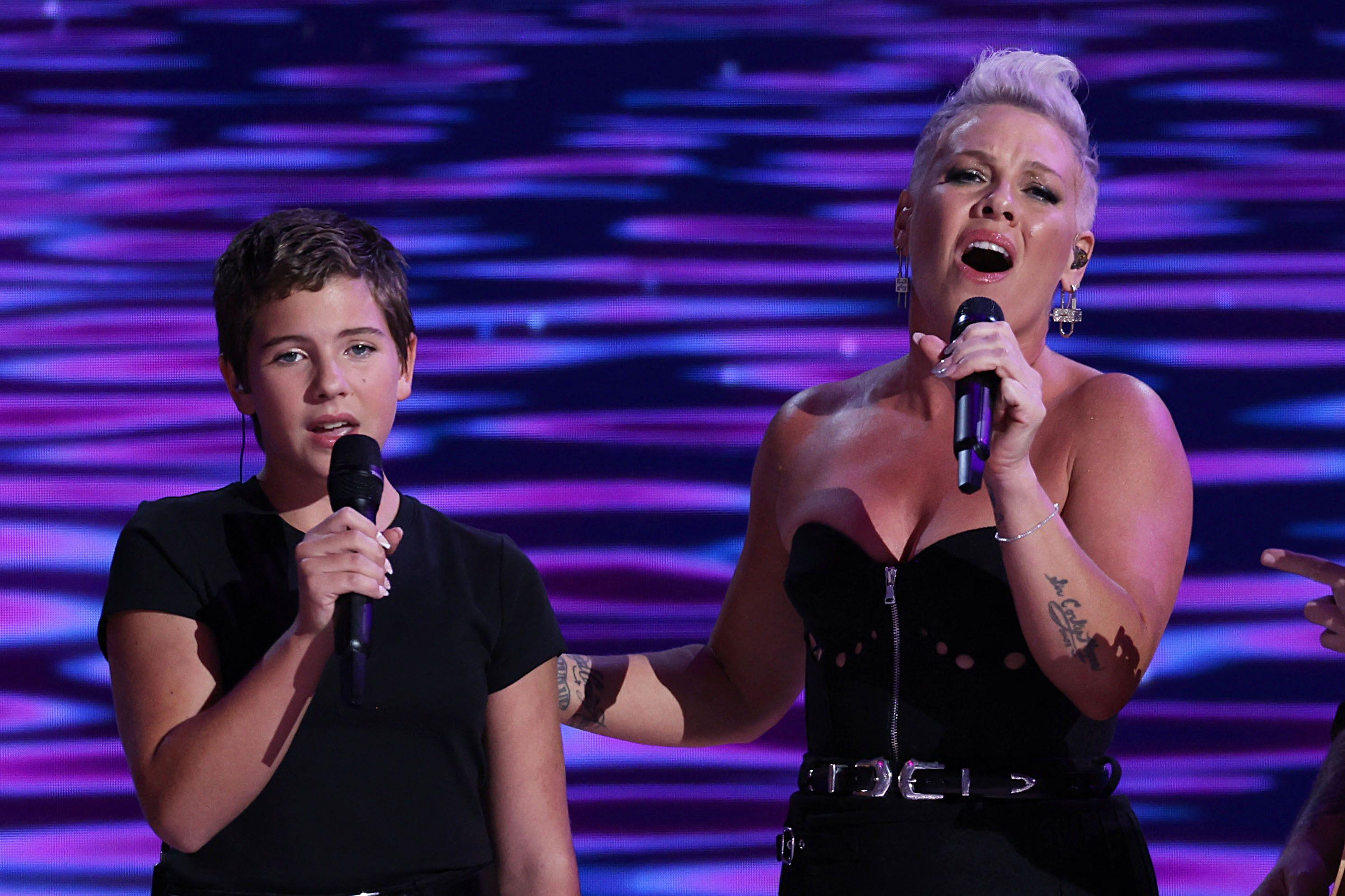 Pink y su hija Willow cantan What About Us en el United Center de Chicago, Illinois, Estados Unidos, durante el último día de la Convención Nacional Demócrata, el 22 de agosto de 2024.