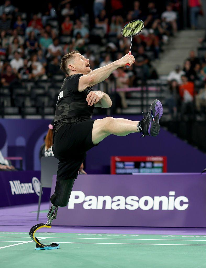 Wojtek Czyz de Nueva Zelanda en un partido de badminton. 