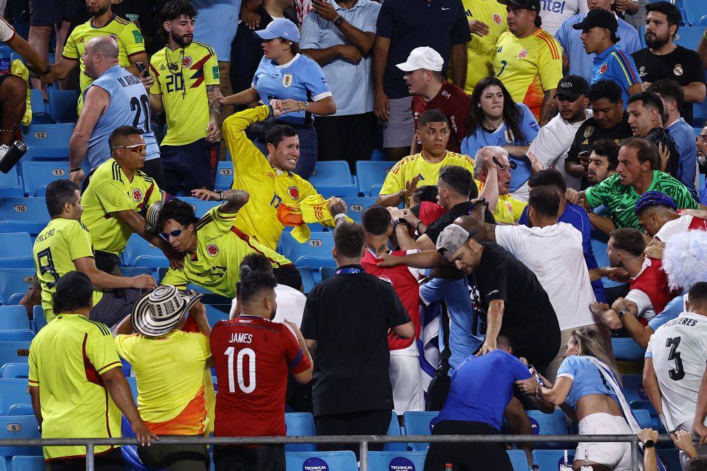Pelea entre aficionados colombianos y uruguayos