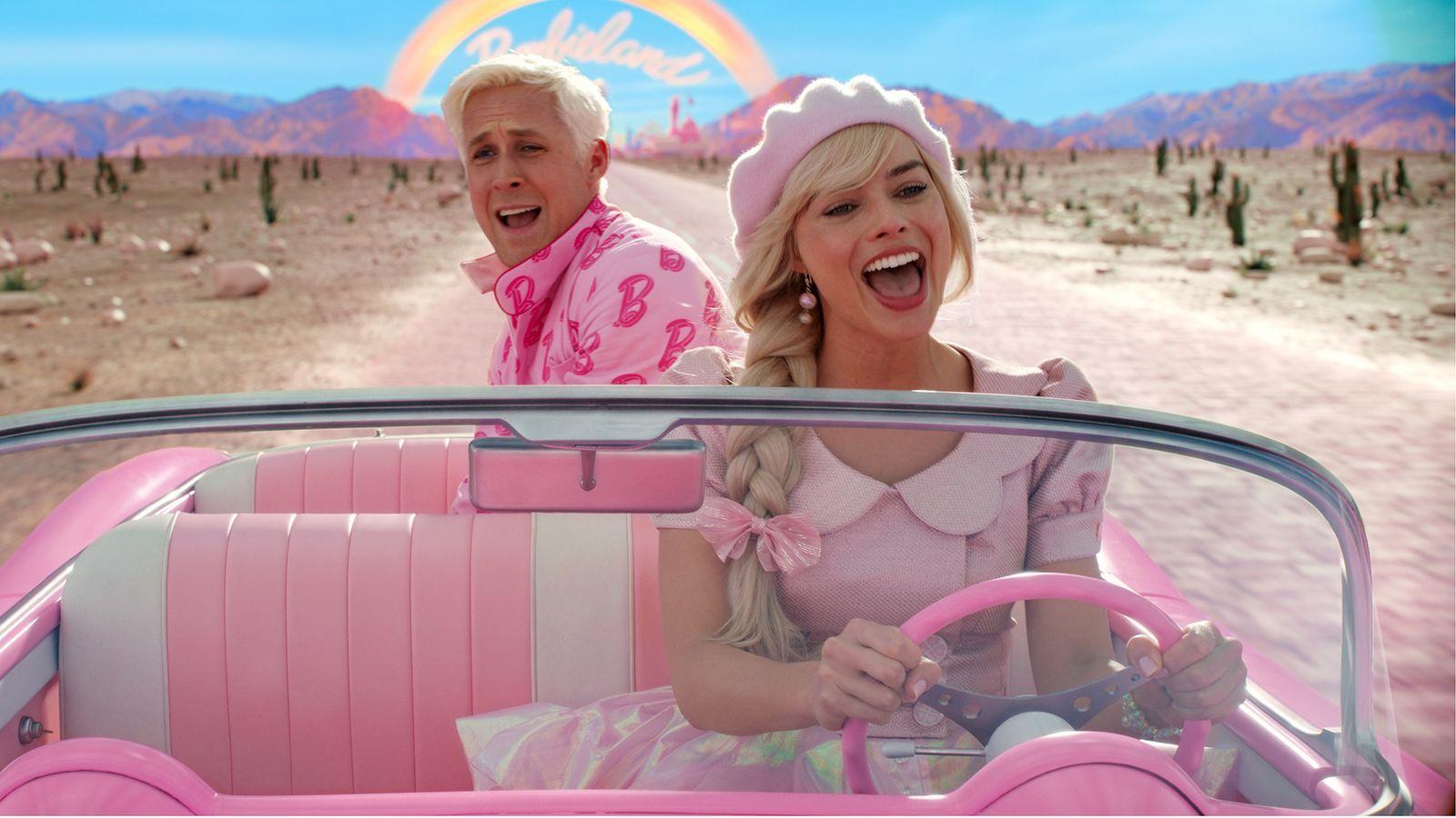 cena de Barbie, na qual ela aparece dirigindo o carro, com o Ken atrás