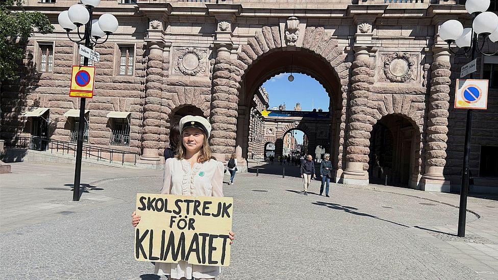 Greta Thunberg con el cartel con el que protestó en sus huelgas escolares. El cartel dice "huelga escolar por el clima"