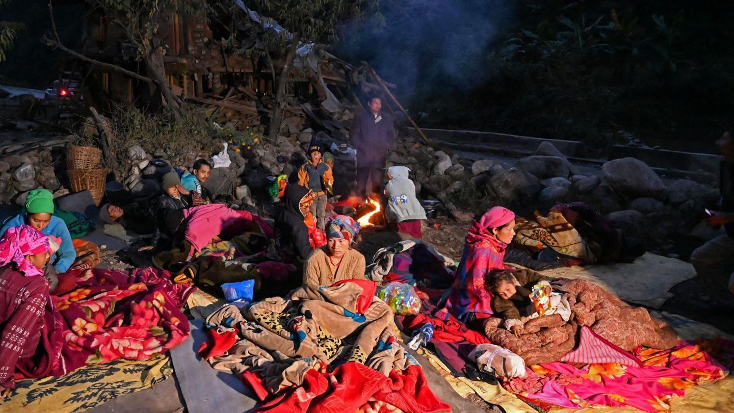 Warga perempuan harus tidur di ruang terbuka di Nepal.