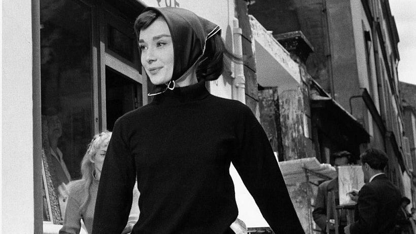 Audrey Hepburn (1929 - 1993) di lokasi syuting 'Funny Face', Paris, 1956.