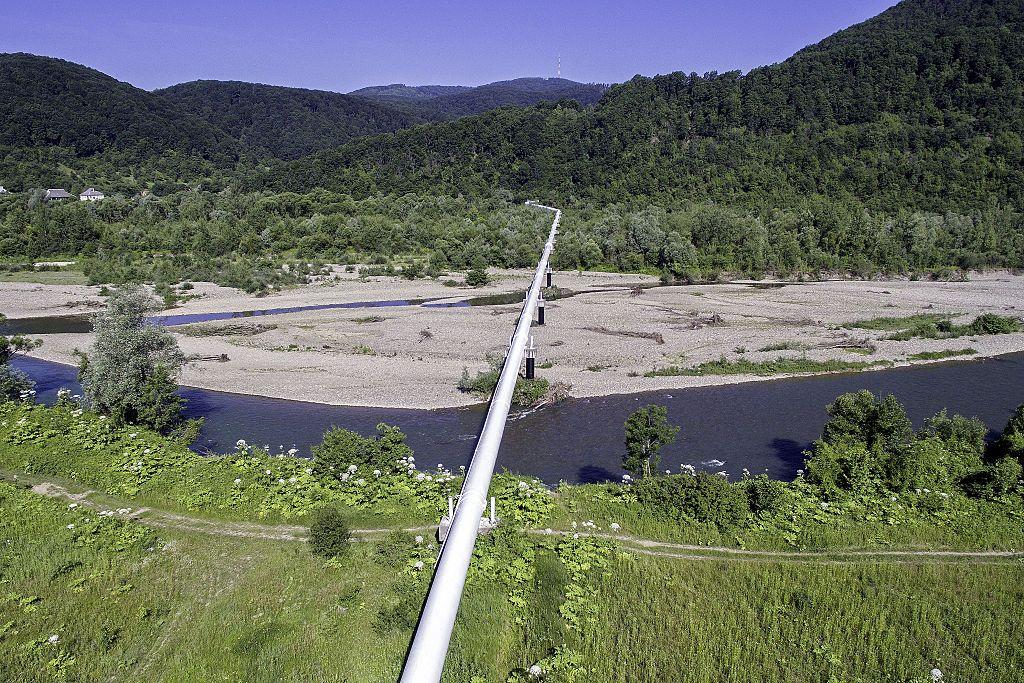 Un gasoducto de gas ruso atraviesa un río en la región de Mukachevo,  Ucrania