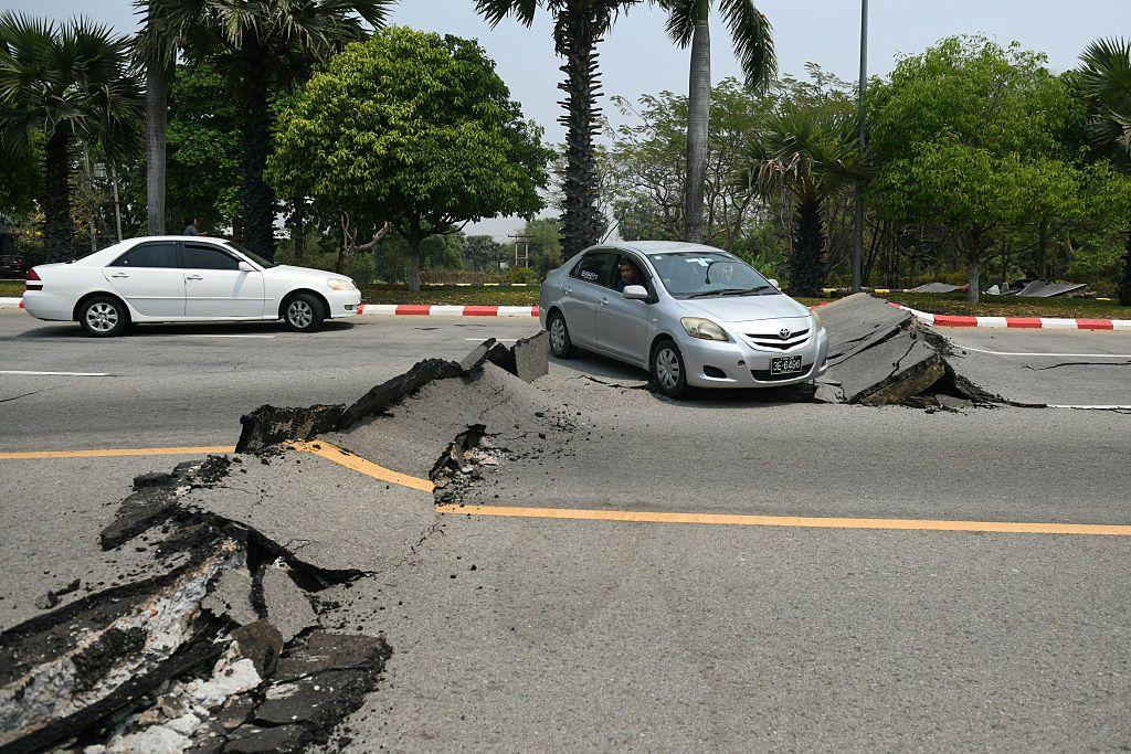 Carros passam por rua danificada pelo terremoto em Naypyidaw, capital de Mianmar, em 28 de março de 2025