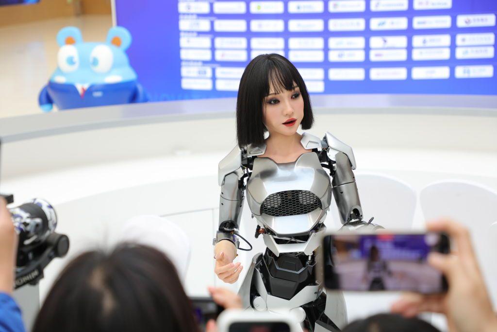 Robot humanoide con cara de mujer