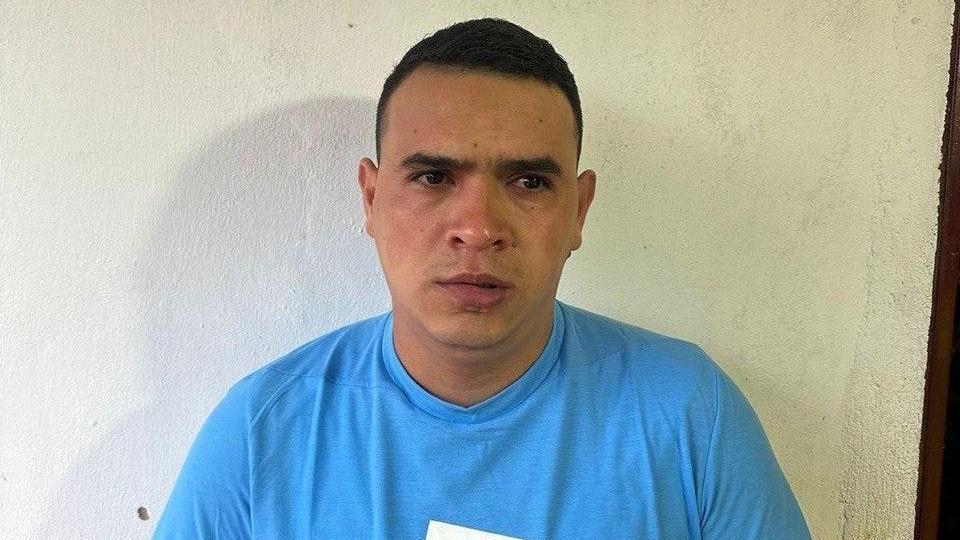 Jeison Alexander Lorca Salazar, alias “Jeison Comino”, con una camisa azul