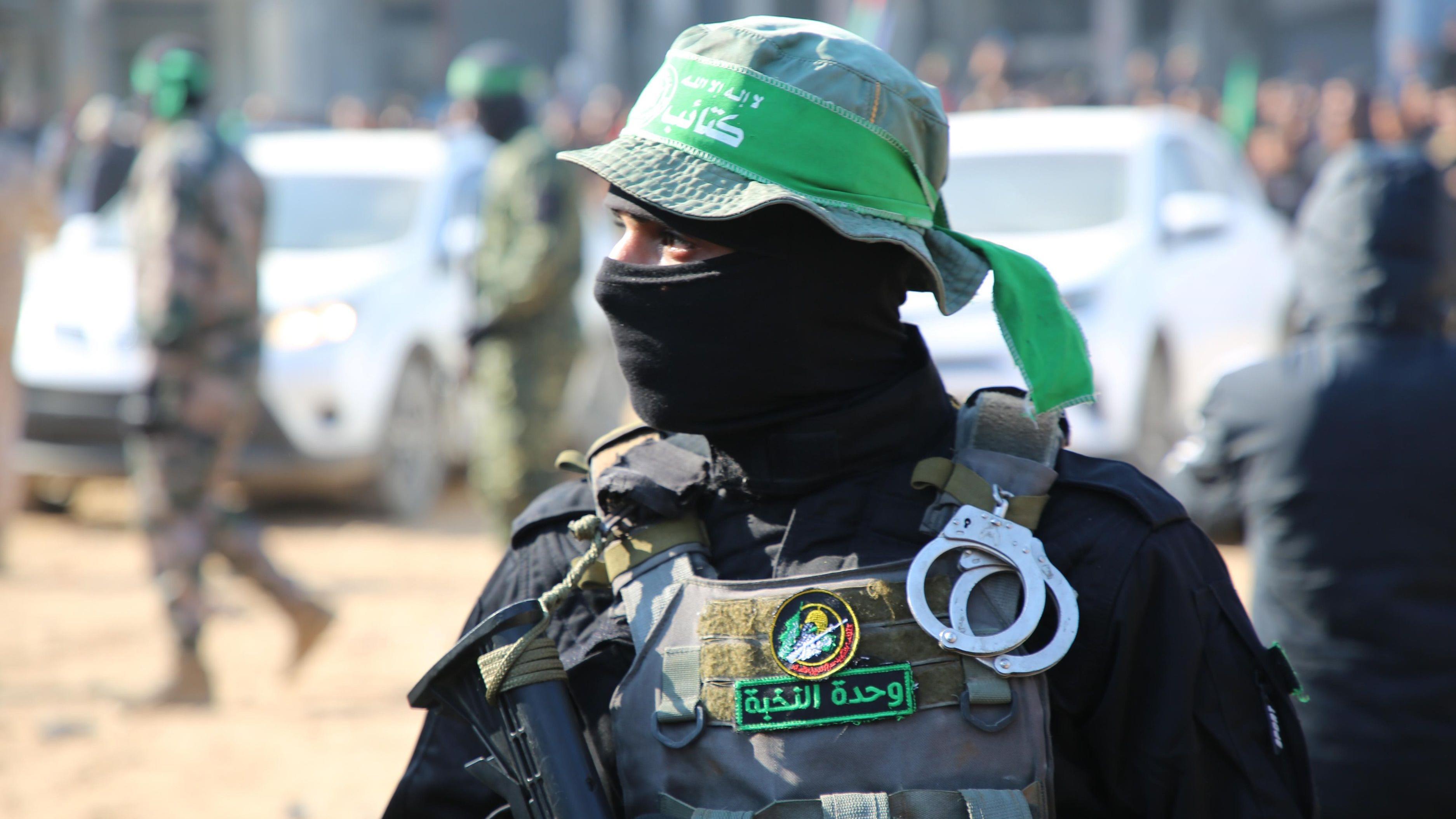 عناصر من كتائب القسام ينتشرون في مخيم جباليا شمالي قطاع غزة استعداداً لتبادل رهائن إسرائيليين مقابل إطلاق سراح سجناء ومعتقلين فلسطينيين بموجب اتفاق وقف إطلاق النار