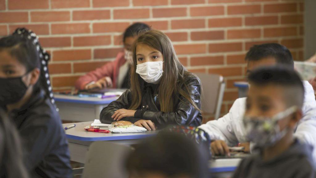 Primer día de clases en un colegio de Bogotá tras las disrupciones de la pandemia.