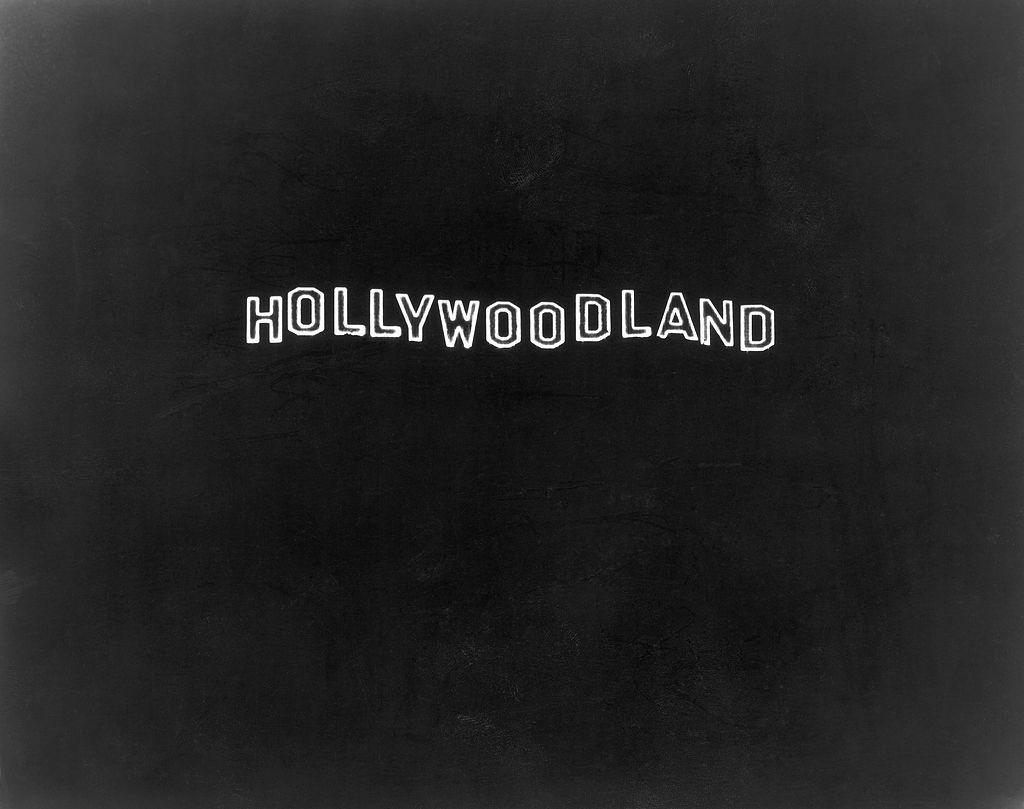 El letrero iluminado de Hollywoodland por la noche en Mount Lee en Hollywood Hills, con vistas a Hollywood en Los Ángeles, California. La parte "tierra" del letrero se eliminó en 1949. (Foto de Michael Ochs Archives/Getty Images)