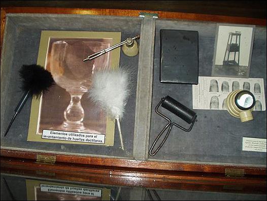 Parte de la muestra de los objetos de Juan Vucetich en el Museo Policial de la Provincia de Buenos Aires.