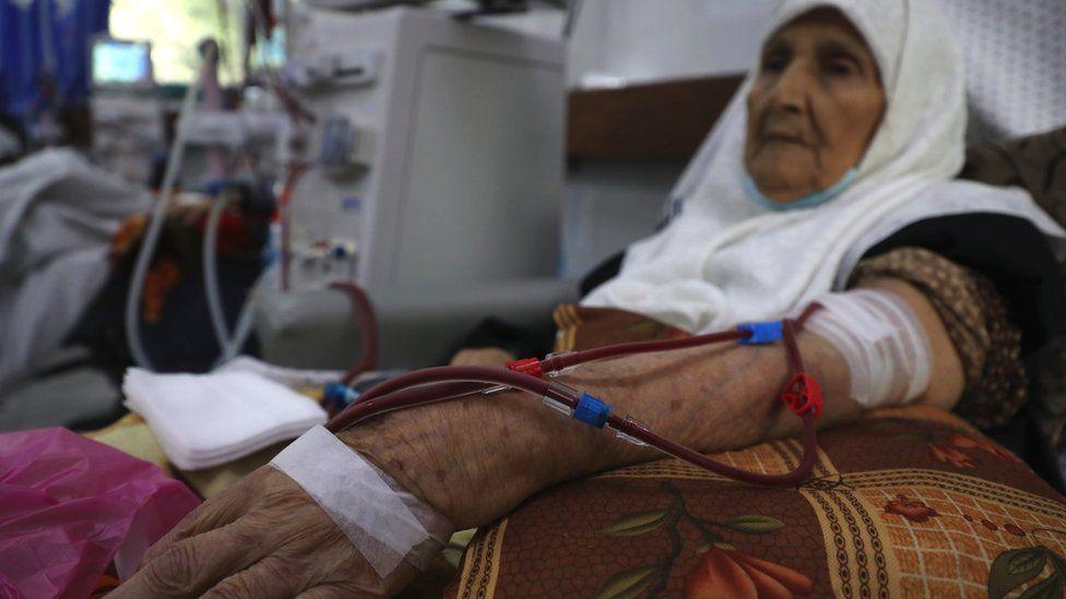 Uma mulher idosa em diálise renal no Hospital Al-Shifa