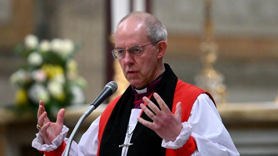  Justin Welby con su vestimenta de Obispo