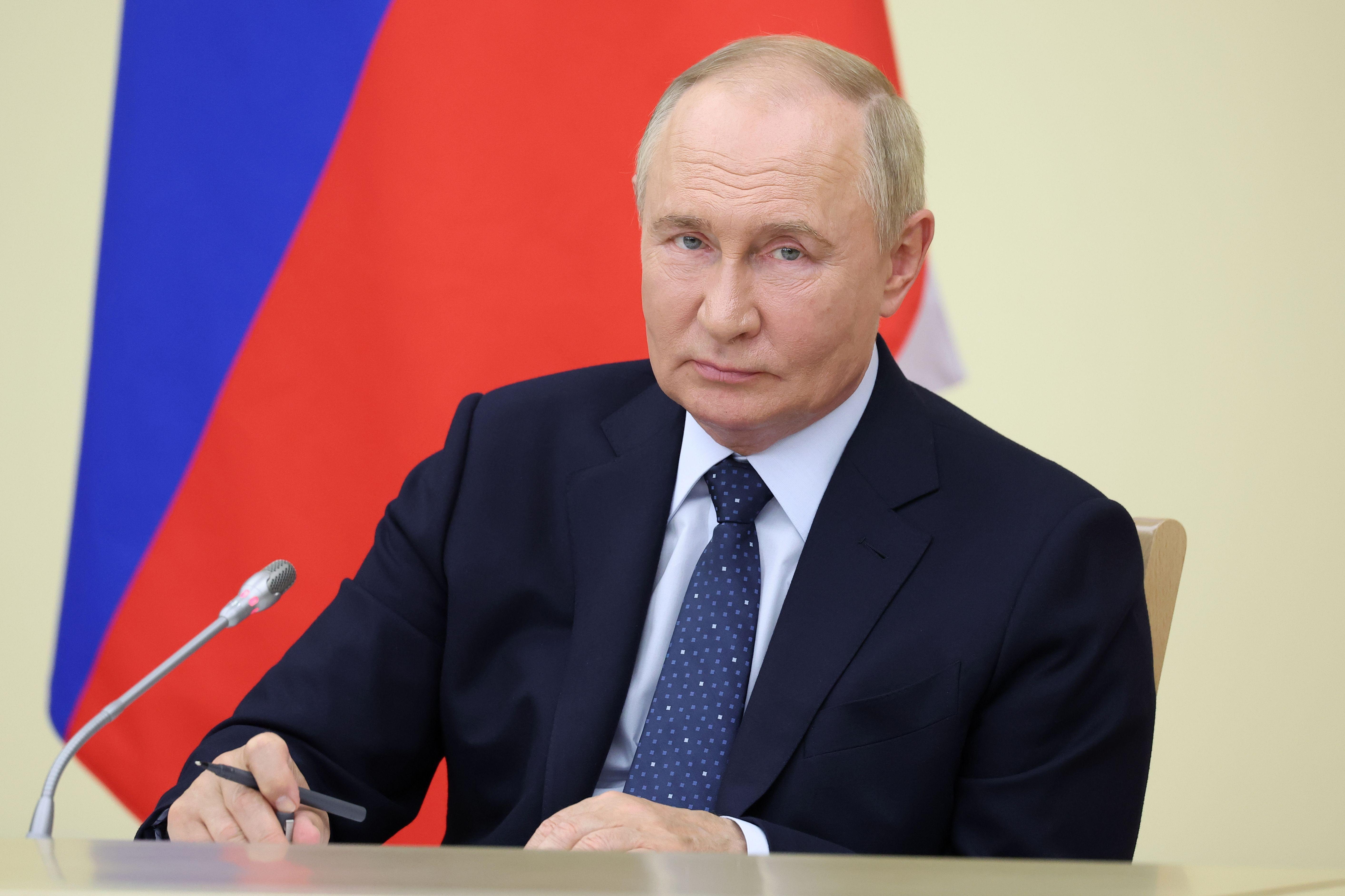 O presidente russo Vladimir Putin durante reunião com membros do governo na residência estatal Novo-Ogaryovo, nos arredores de Moscou, Rússia