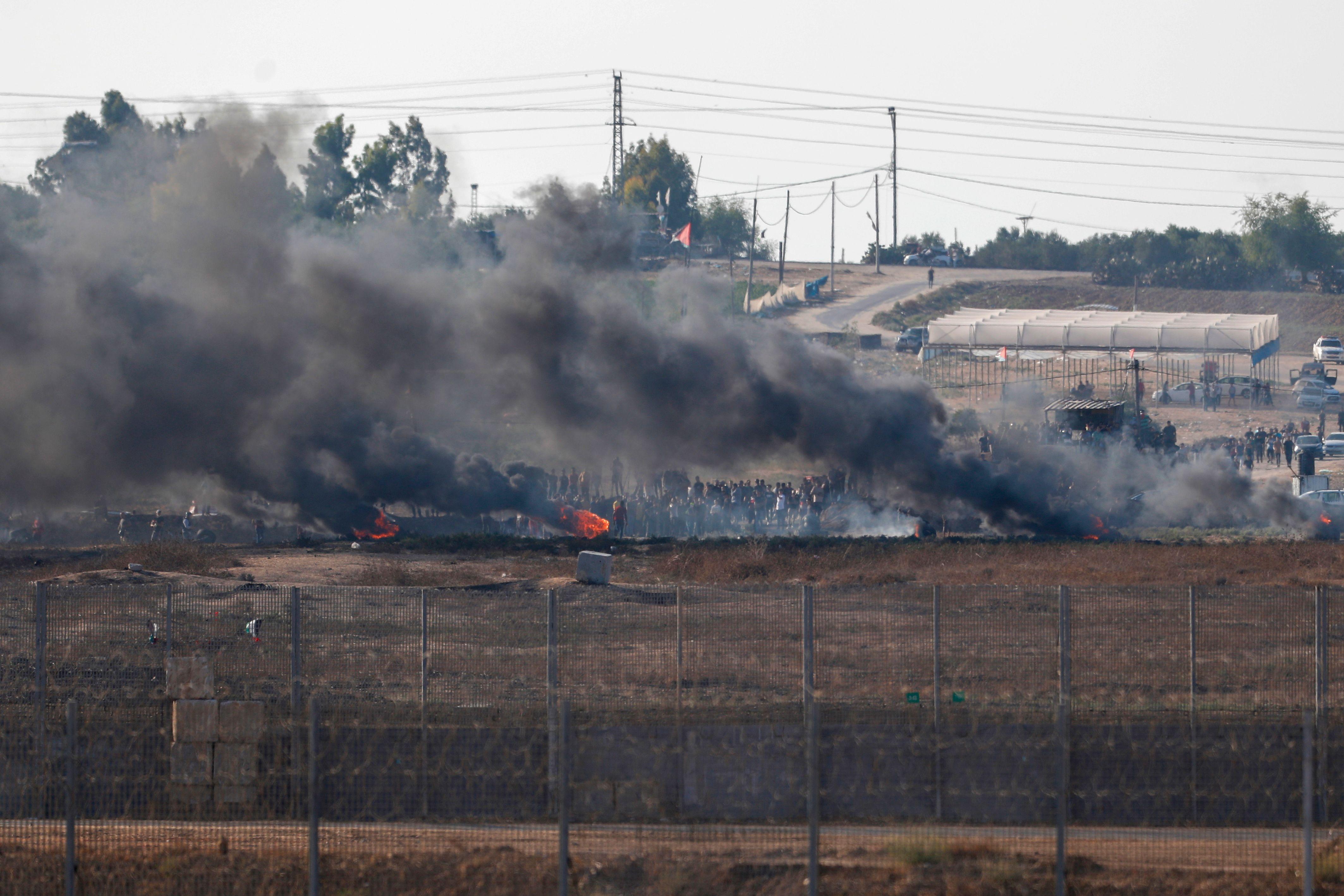 الجيش الإسرائيلي يقصف نقاط مراقبة لحماس في قطاع غزة، مع استمرار تظاهرات الفلسطينيين في المنطقة
