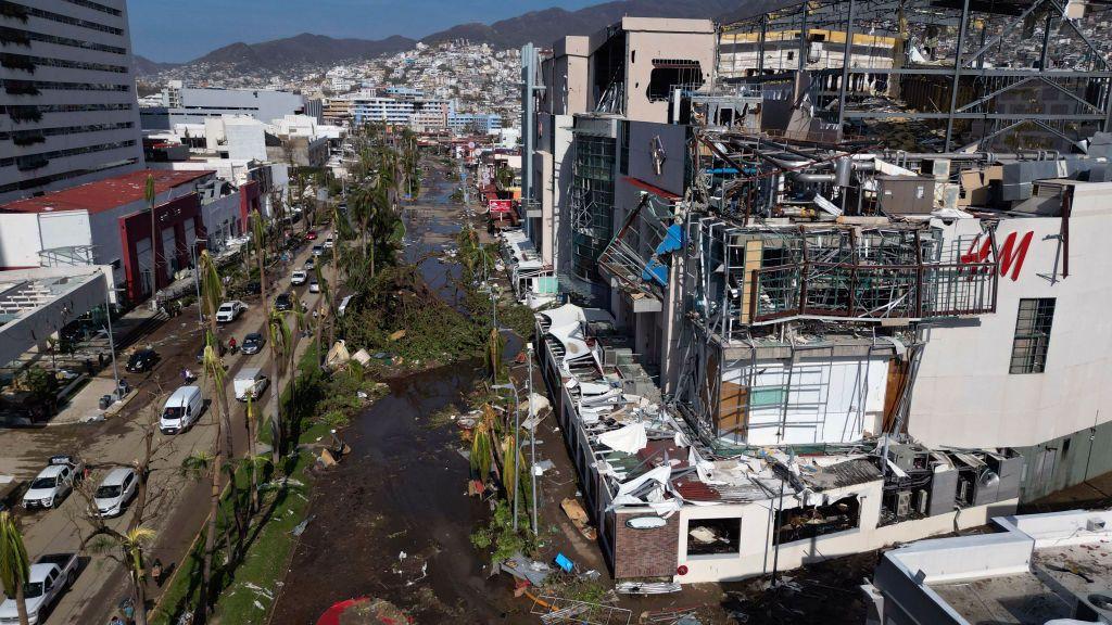 destrucción en las calles de acapulco por el huracán Otis