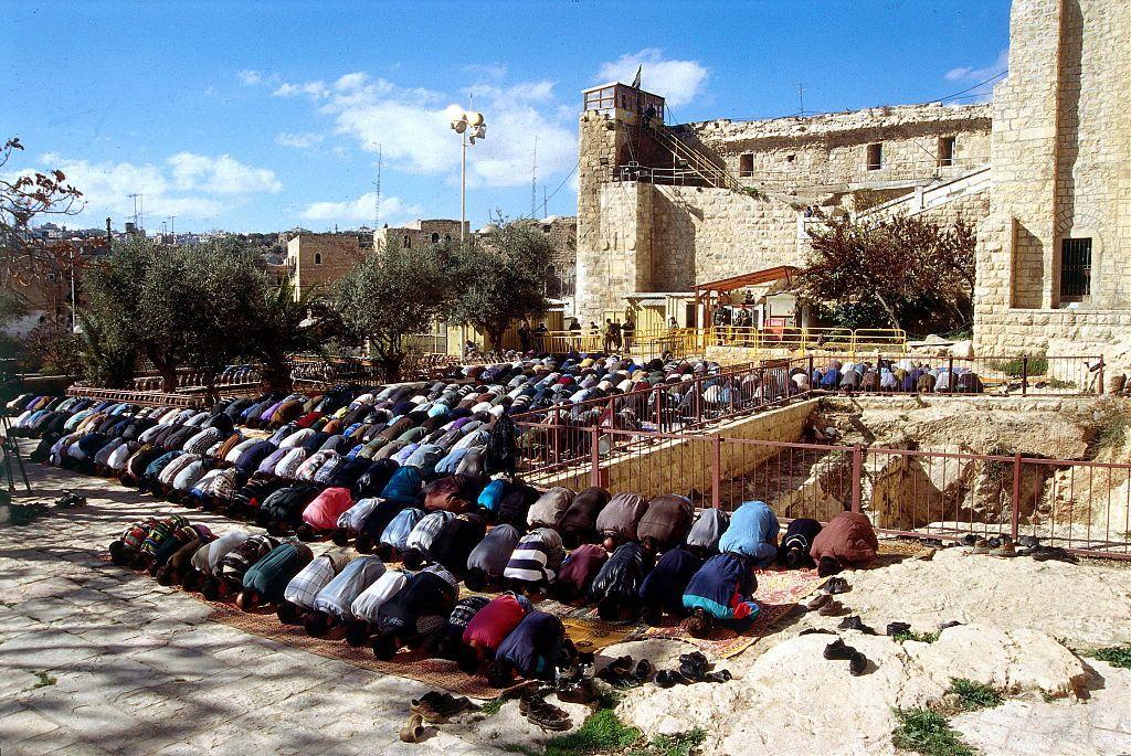 Musulmanes rezando en la mezquita de Ibrahim, en Hebrón.