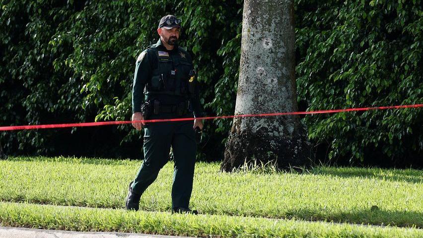 Seorang petugas berjalan menyisir Trump International Golf Club di West Palm Beach, Florida, AS pada 15 September 2024, setelah menerima laporan penembakan terhadap mantan Presiden AS Donald Trump.