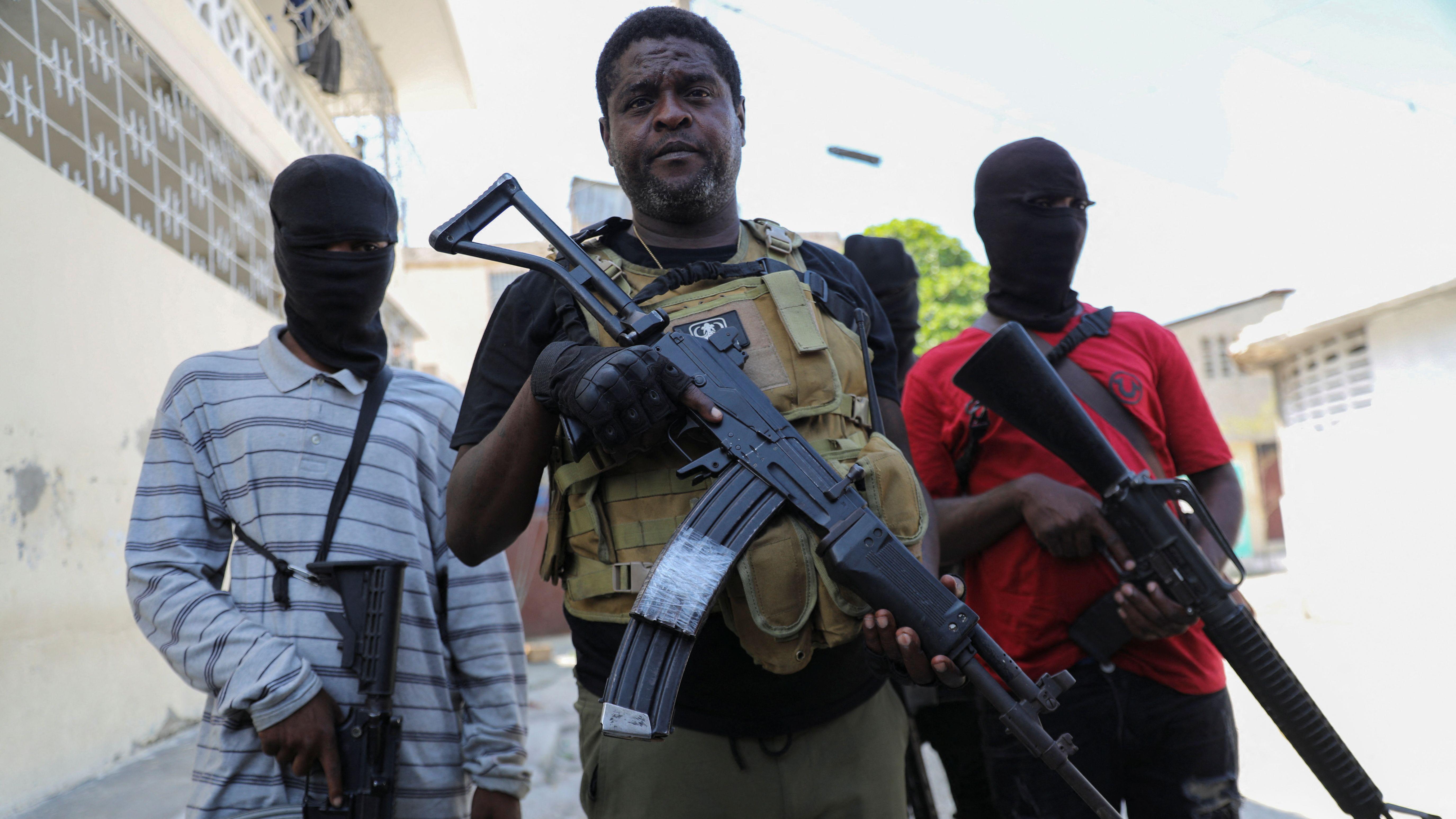 Jimmy Cherizier, líder de la alianza de pandillas "G9", acompañado por miembros de pandillas después de una conferencia de prensa Puerto Príncipe, Haití, el 5 de marzo de 2024.