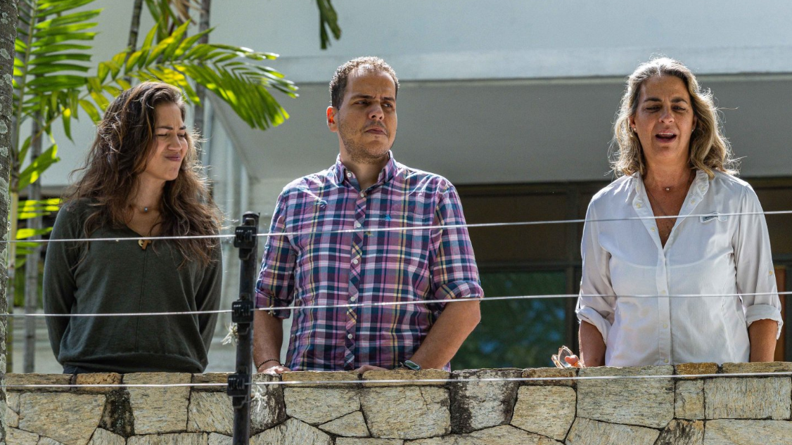 Claudia Macero (izquierda), Pedro Uchurrurtu y Magalli Meda, tres de los opositores asilados en la embajada argentina de Caracas desde marzo. Imagen del 1 de agosto.