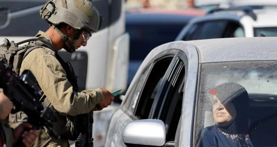 الولايات المتحدة تدين التصريحات "التحريضية" للوزير الإسرائيلي بن غفير 2 صورة لجندي إسرائيلي أمام نقطة تفتيش