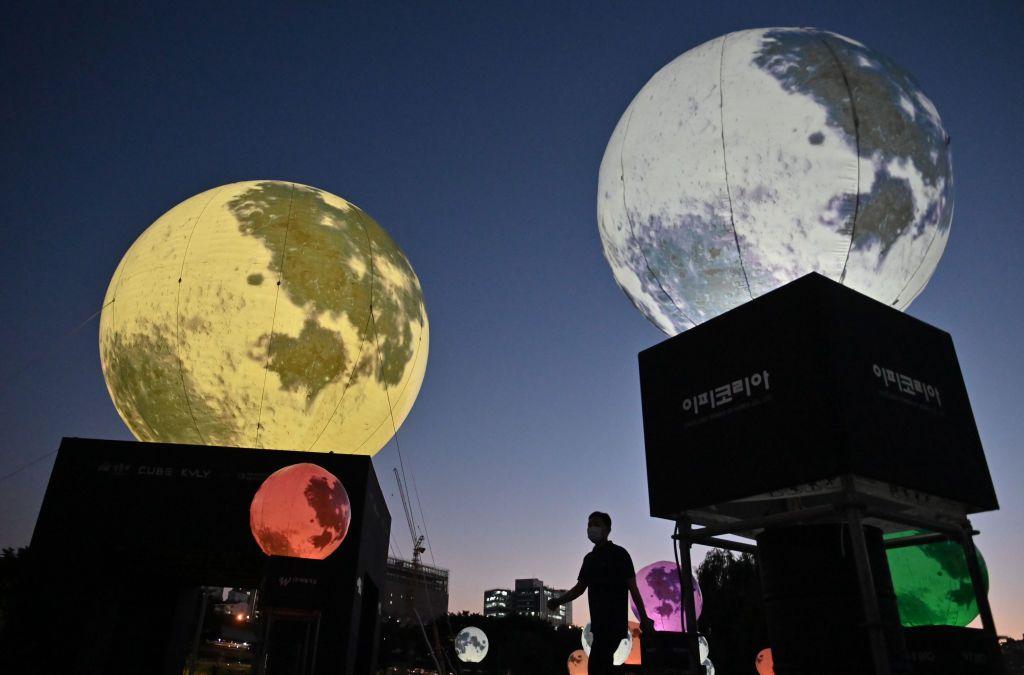 Balões em forma de Lua