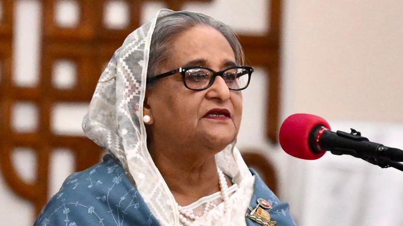 La exprimera ministra de Bangladesh dando un discurso