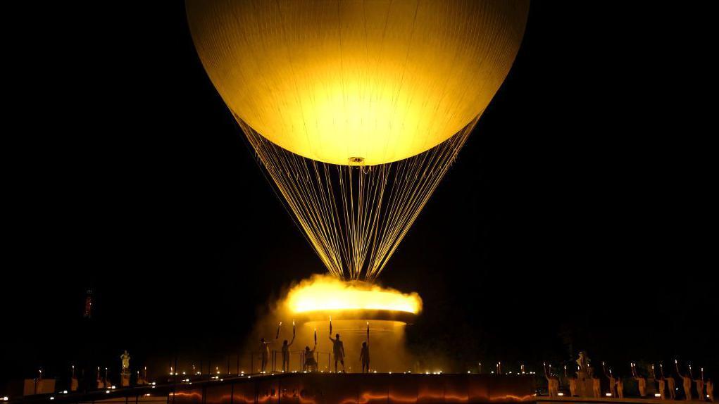 El pebetero Paralímpico se eleva hacia el cielo de París