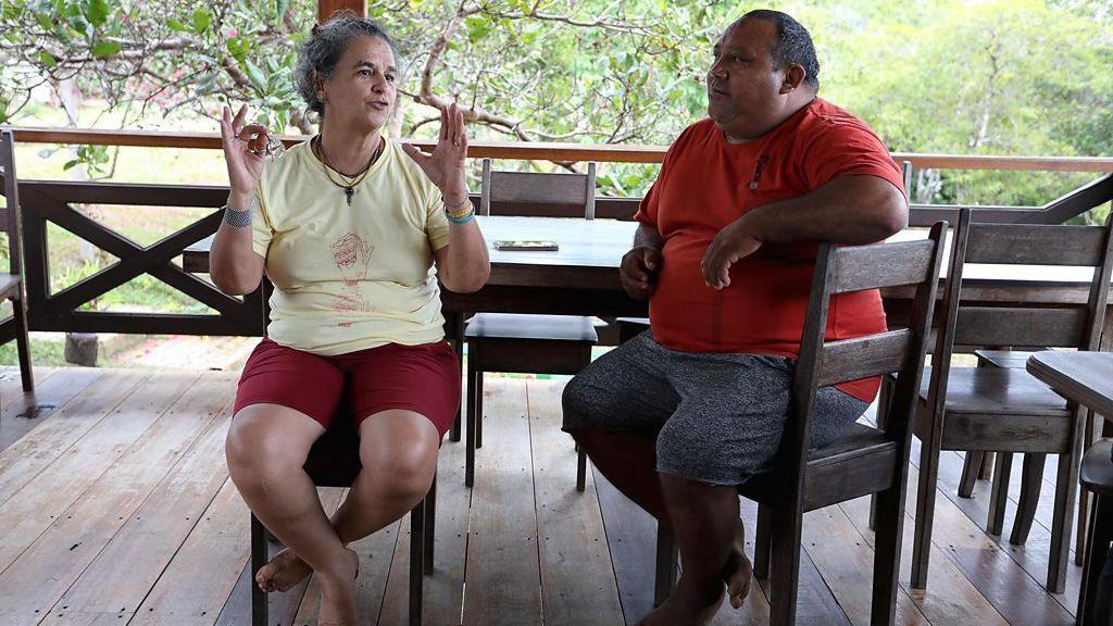 Brito e Rita Mesquita, sentados em cadeiras de madeira