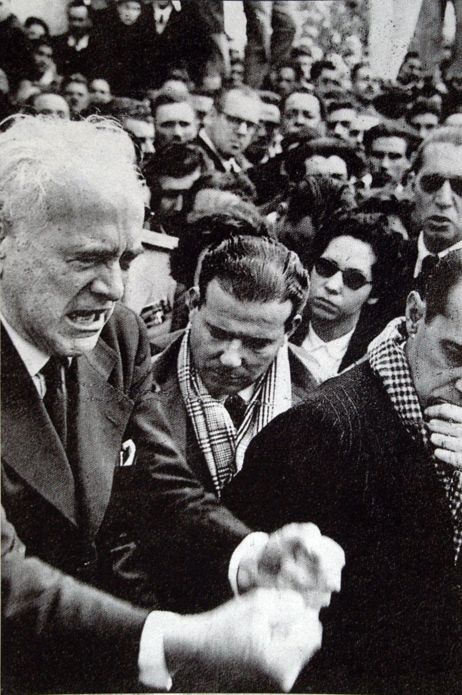 Oswaldo Aranha discursando no enterro de Getúlio Vargas, em São Borja (RS), em agosto de 1954. Ao centro, cabisbaixo, o herdeiro político do ex-presidente, João Goulart