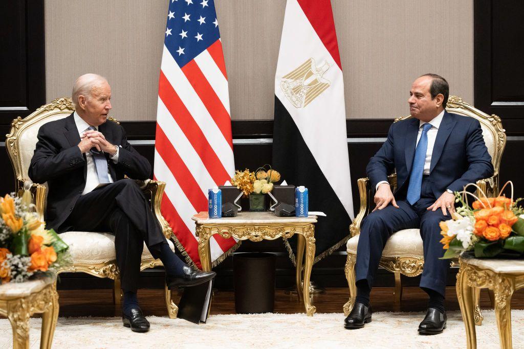 الرئيس المصري عبد الفتاح السيسي ونظيره الأمريكي جو بايدن يعقدان اجتماعاً على هامش قمة المناخ COP27، في منتجع شرم الشيخ المصري في 11 نوفمبر/ تشرين الثاني 2022.