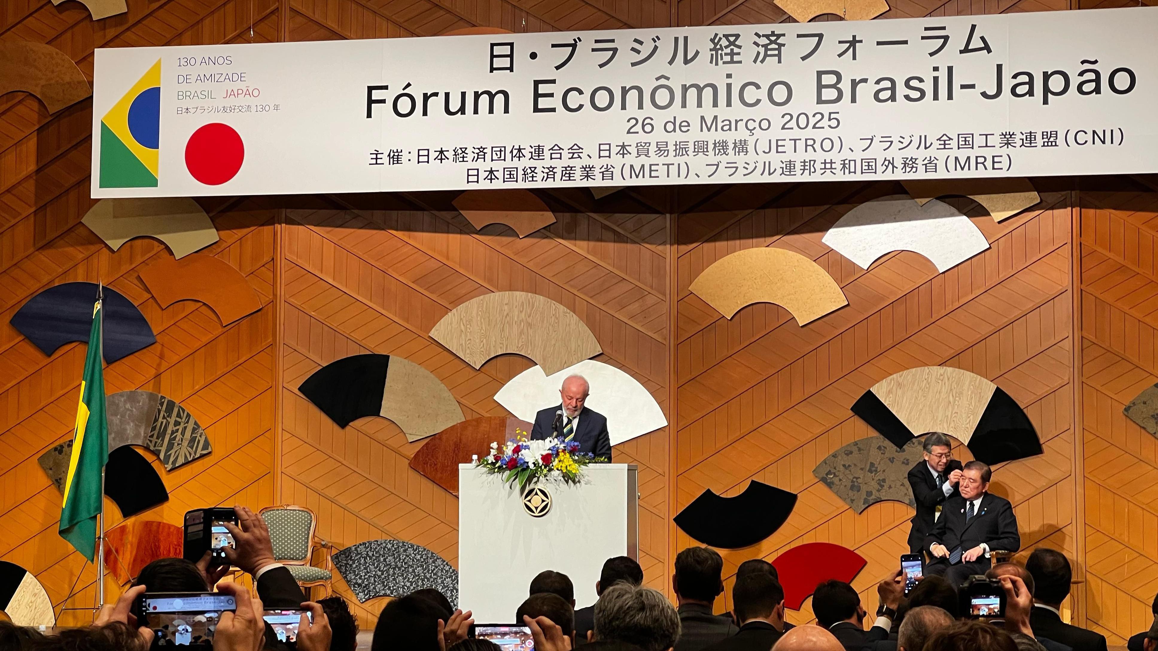 Lula discursando em evento empresarial Brasil-Japão